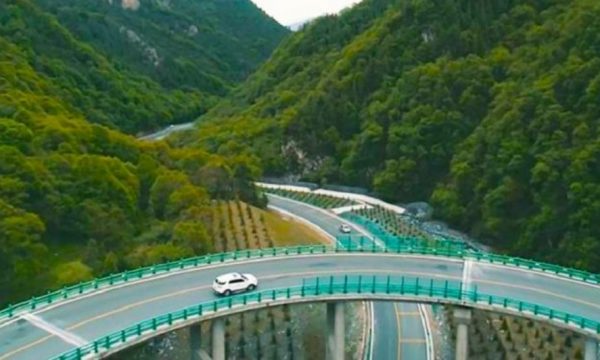 Kina ndërton autostradën panoramë, asnjë pemë e vetme nuk u pre për ndërtimin e saj
