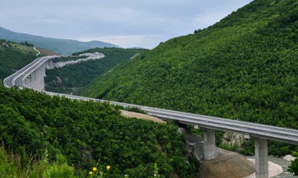 Për parandalimin e aksidenteve në autostradën ‘Arbën Xhaferi’, policia shqipton 33 gjoba