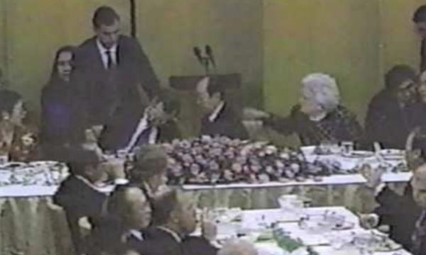 Pamje nga momenti kur presidenti amerikan Xhorxh H. W. Bush u rrëzua dhe volli mbi kryeministrin japonez