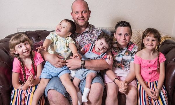 35-vjeçari beqar adopton 5 fëmijë me aftësi të kufizuara