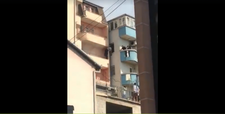 Momenti kur banorët largohen nga banesa e djegur në Prishtinë (VIDEO)