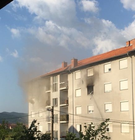 Përfshihet nga zjarri një banesë në Prishtinë