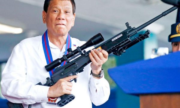 Presidenti kontravers i Filipineve tregon që dikur ishte ”gay” por ja si u shërua