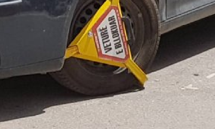Policia bllokon një veturë zyrtare