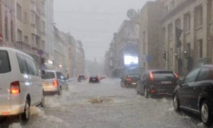 Vërshime të mëdha në rrugët e Bosnjës