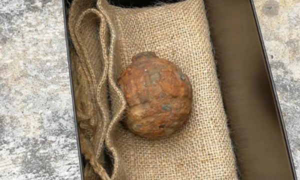 Granata e dorës e mbetur prej Luftës së Parë Botërore shitet gabimisht si patate