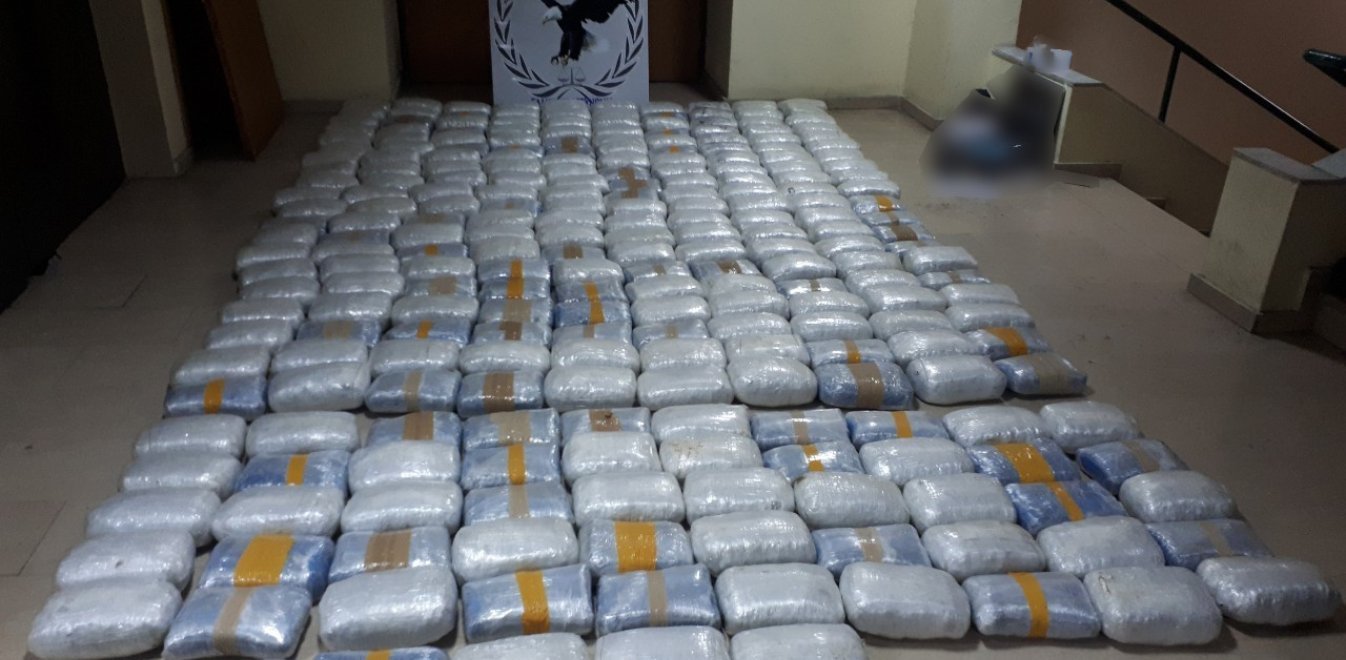 Konfiskohet sasi e madhe e drogës, disa të arrestuar (FOTO)