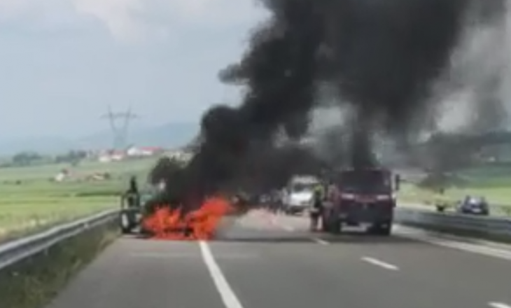 Digjet vetura në autostradën Prishtinë-Ferizaj (VIDEO)