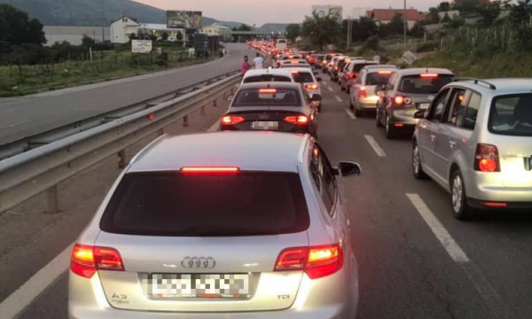 Pritje të mëdha në kufirin Kosovë-Shqipëri, s’respektohet marrëveshja