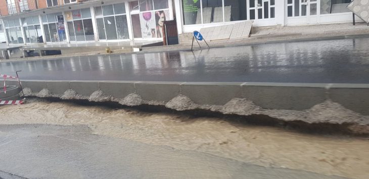 Vërshimet në Gjilan, shikoni çka i ndodhë rrugës së sapo asfaltuar