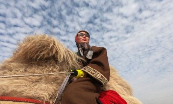Kjo grua do bëjë një udhëtim 12 mijë kilometërsh me deve