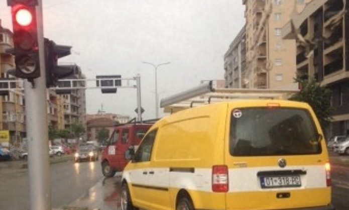 Për shoferin nga Fushë Kosova semafori i kuq është i gjelbertë, kalon pa problem
