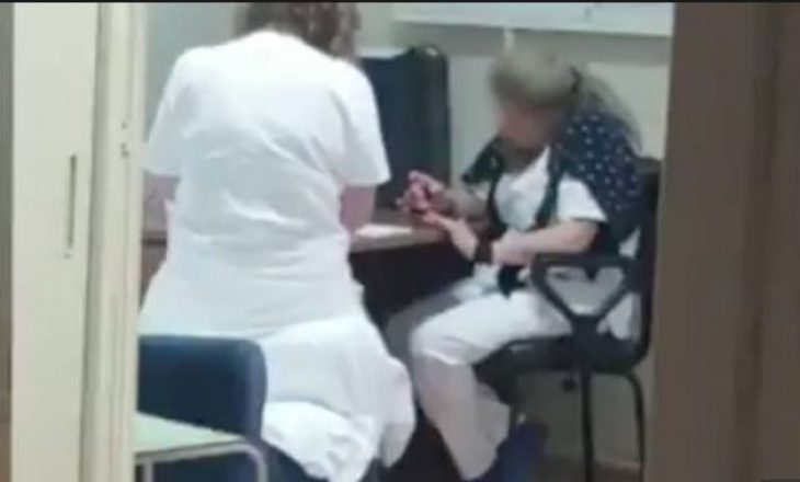 Foshnja e sapolindur qan në spital, infermieret lyejnë thonjët