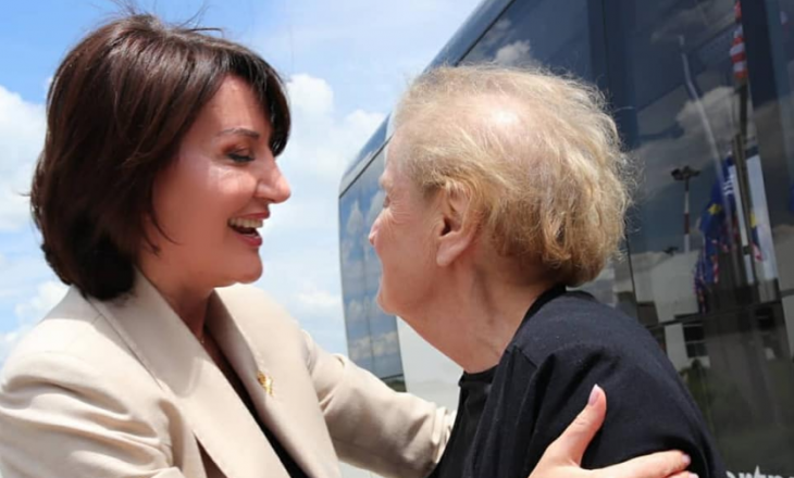 Albright arrin në Kosovë, Jahjaga e mban për dore
