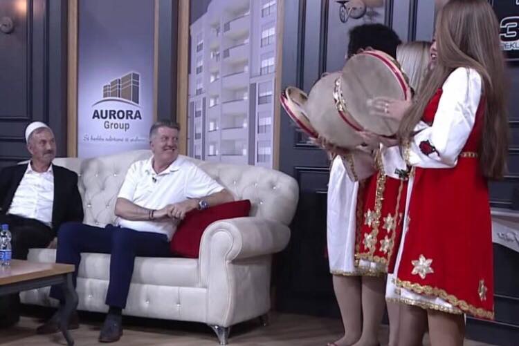 Vajzat me defa këndojnë Milaim Zekën dhe partinë e tij, shikojeni reagimin