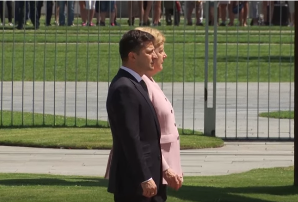 Merkel dridhet për disa sekonda para takimit me presidentin ukrainas, thotë se e kishte nga dehidrimi (Video)