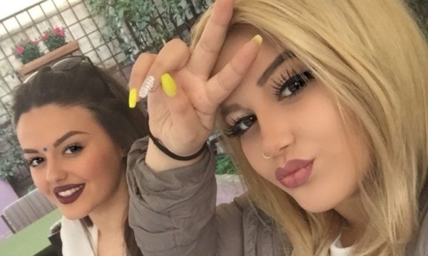 Enca me motrën ‘thyhen’ në Instagram për të nxjerrë në pah të pasmet