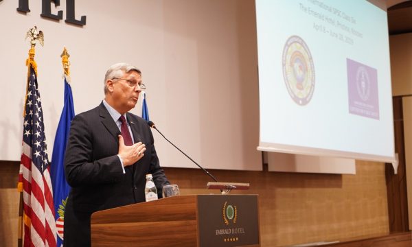 Ambasadori amerikan i porosit të sapodiplomuarit në polici ta luftojnë korrupsionin