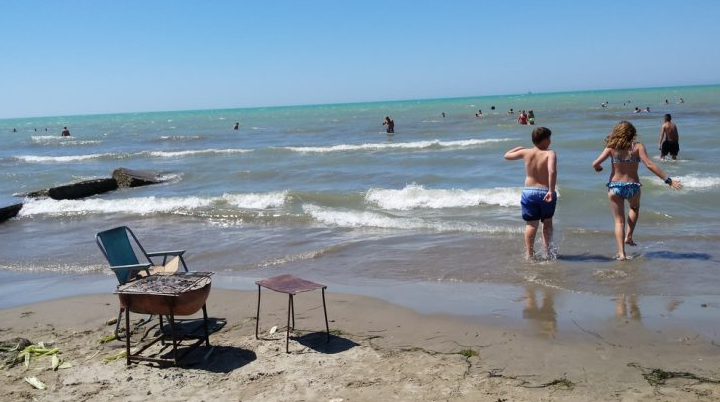 Plazhet te Mali i Robit shëmtohen me gardh e beton