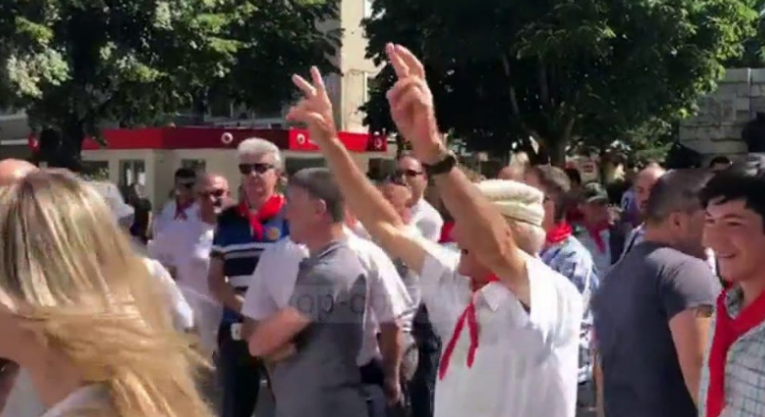 Me shall të kuq dhe këngë për Enver Hoxhën: Kështu protestohet në Korçë