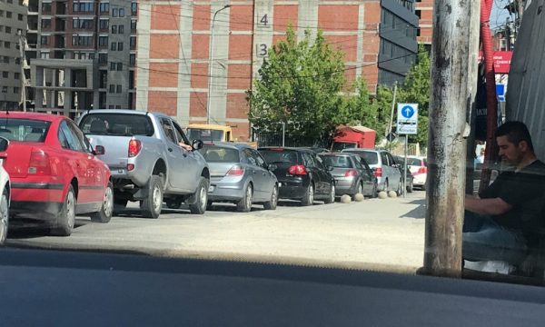 Bllokohet hyrja për në qendër të Prishtinës, krijohet tollovi në komunikacion