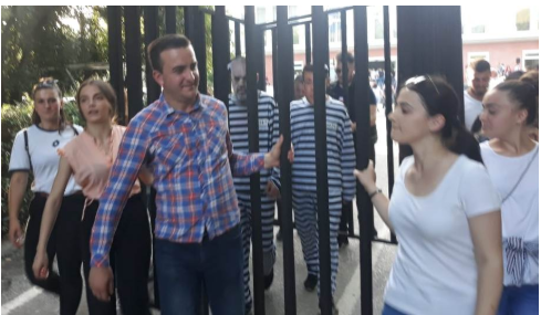 Edi Rama e Vangjush Dako ‘përfundojnë’ prapa grilave