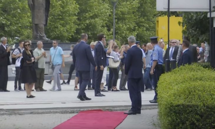 Clinton pritet me duartrokitje në Prishtinë (VIDEO)