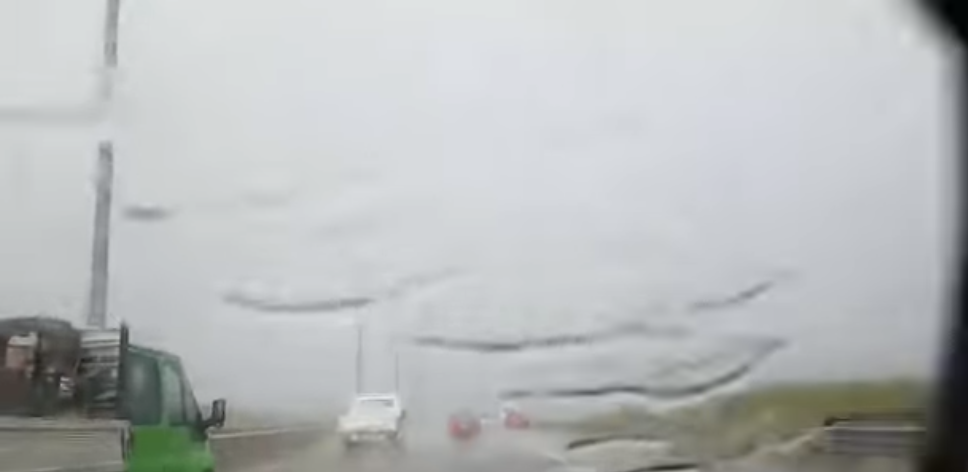 Ndalohet qarkullimi në autostradë për shkak të shiut e breshrit