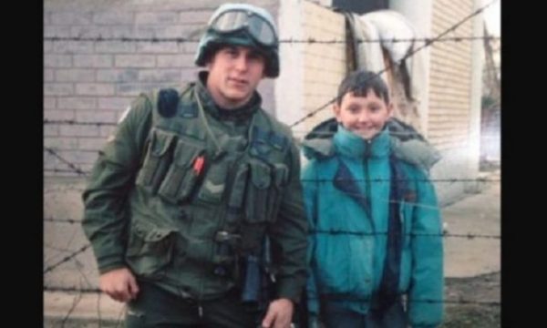 Ushtari kurrë nuk e harroi vogëlushin e luftës, 24 vjet më vonë e gjeti atë në Facebook