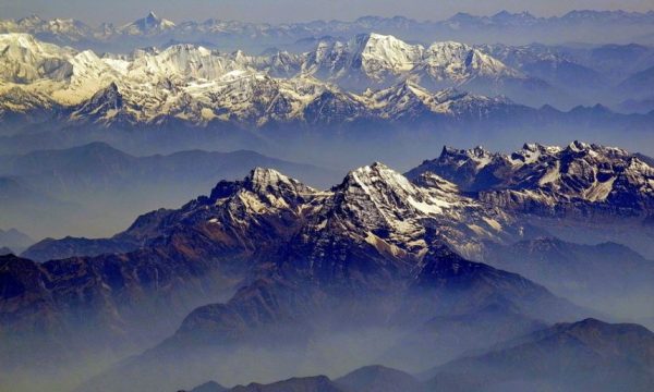 Tetë alpinistë të zhdukur në Himalaje