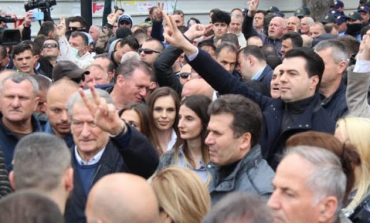 Sot proteston opozita në Tiranë