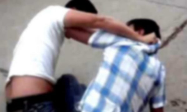 Vëllezërit nga Prizreni rrahen mes vete, arsyeja një palë çorape
