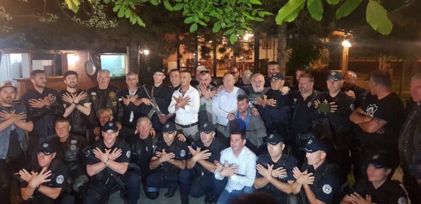Fotografia që po ‘çmend’ serbët