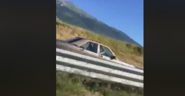 Personi vozitë me shpejtësi marramendëse në anën e kundërt të autostradës “Ibrahim Rugova”