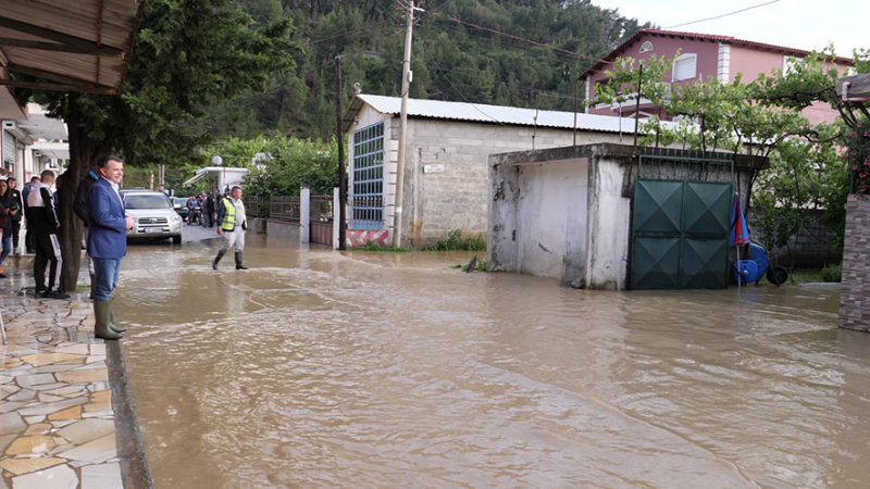 Pas tërmeteve, përmbytjet, Elbasani nën ujë pas vetëm 30 minutash shi