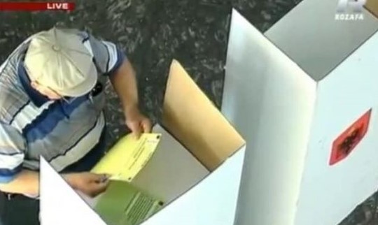 Shkodër: Qytetarët filmohen teksa votojnë