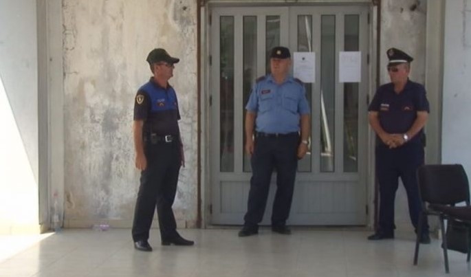 Një person tenton të thyej kutitë e votimit në Kamzë