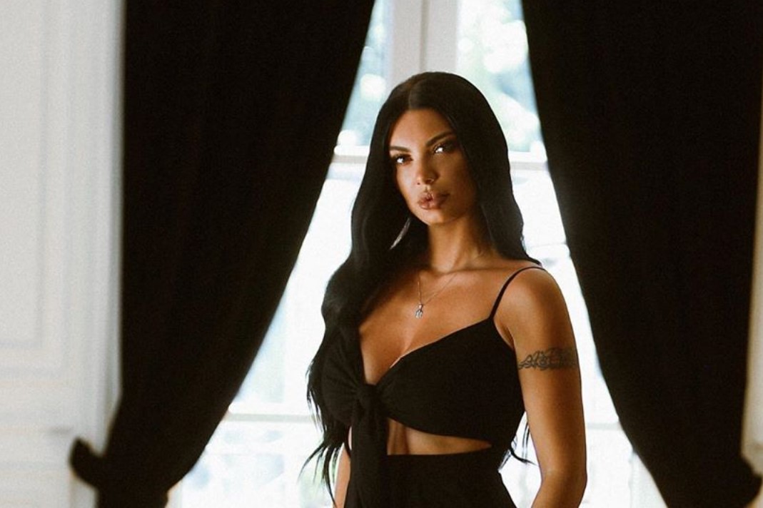 Zaimina Vasjari provokon me gjoksin gjysmë të hapur