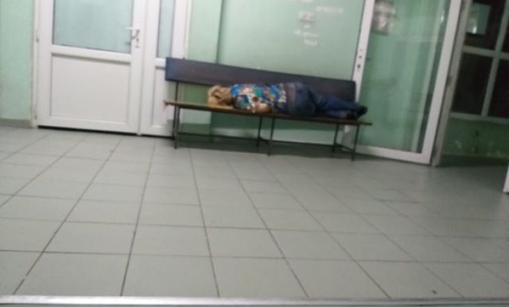 Gruaja nga Mitrovica fle nëpër korridore të spitaleve