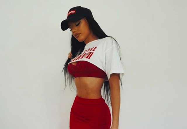 Tayna pozon këmbët në mënyrë provokuese