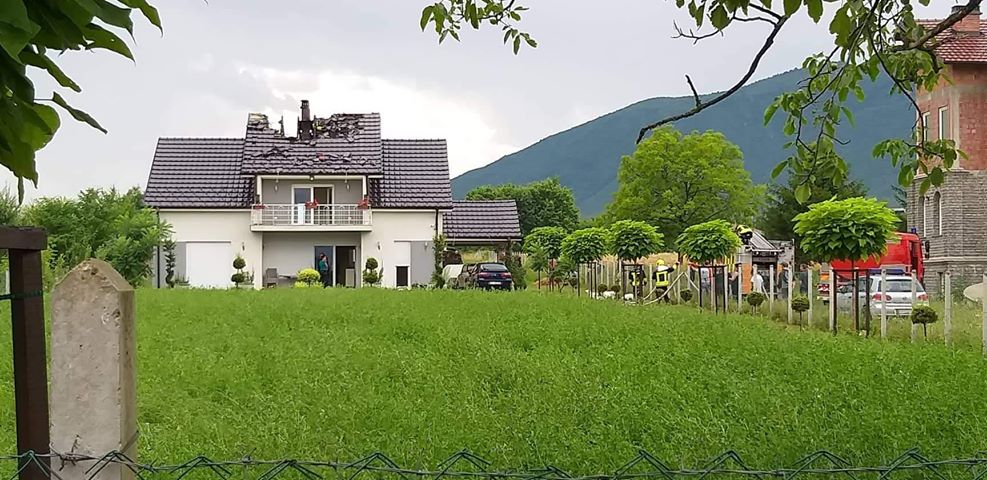 Rrufeja godet një shtëpi në Pejë (Foto)
