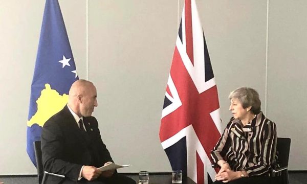 Haradinaj takon kryeministren britanike: Njohja nga Serbia vetëm në këta kufij