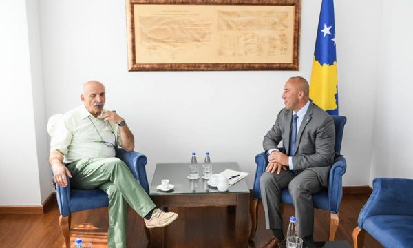 Hardinaj takohet me ish Rektorin e UP-së, Mujë Rugovën, flasin për Kullën e Çakorrin