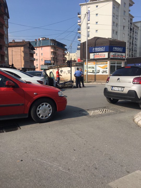 Aksident te “Kafet e Vogla” në Prishtinë, vetura godet motoçikletën