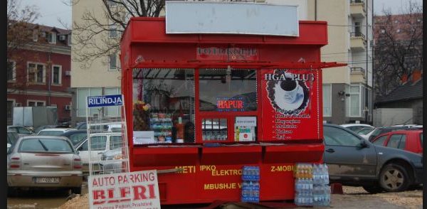 Pronarët e kiosqeve protestë para Komunës së Prishtinës