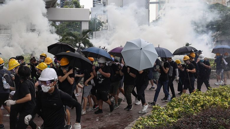 Demonstruesit në Hong Kong shfrytëzuan çadrat që të mbrohen nga gazi lotsjellës