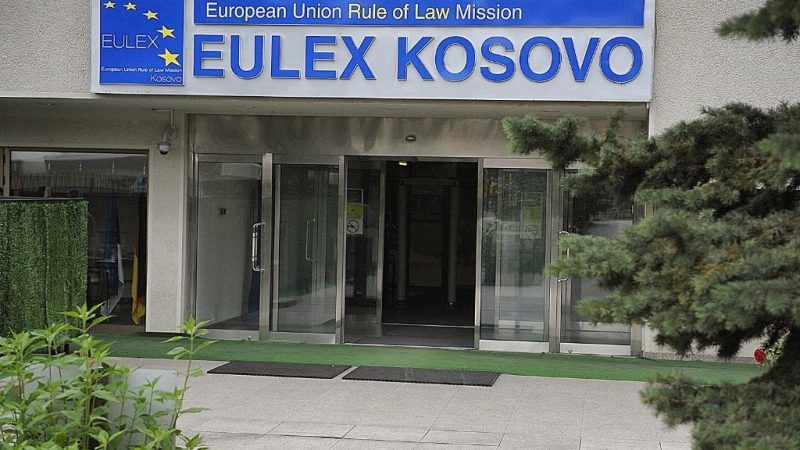 Veturat e EULEX-it drejt aeroportit, dyshohet se Nasim Haradinaj niset për në Hagë