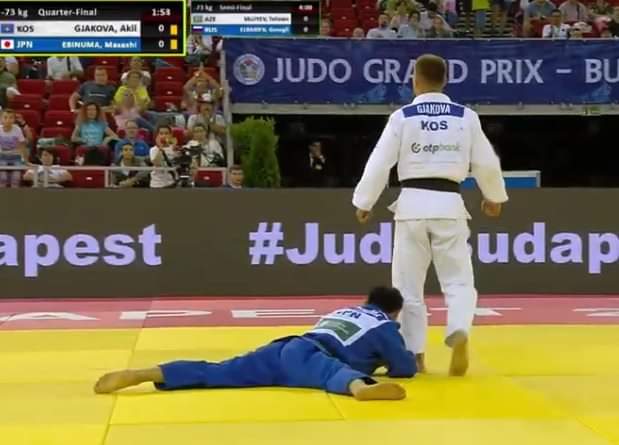 Akil Gjakova pranë medaljes, kualifikohet në gjysmëfinale