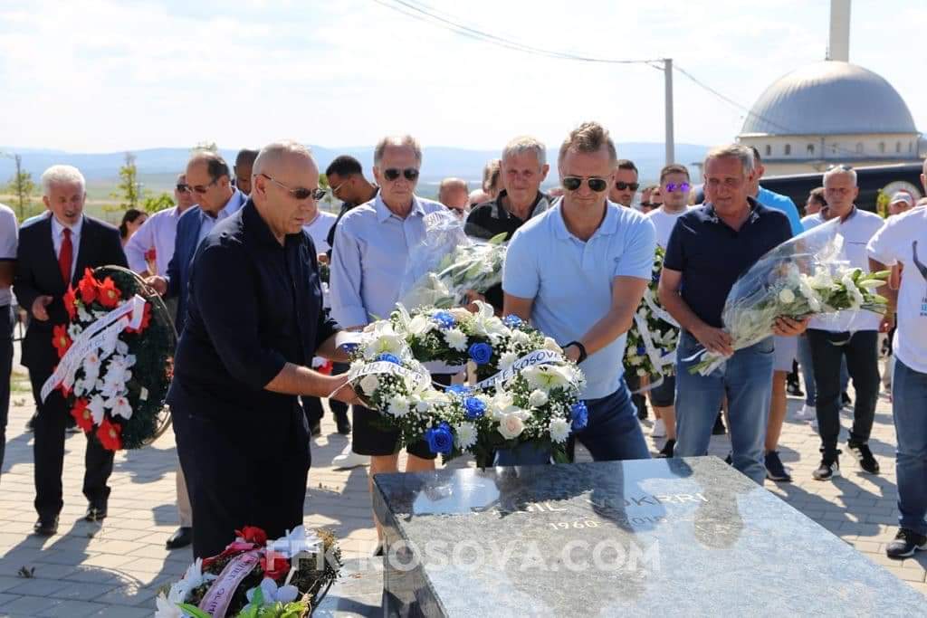 Homazhe tek varri i  Legjendës dhe ish-presidentit të FFK-së, Fadil Vokrri
