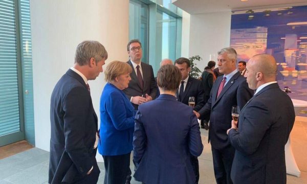 Vuçiq: Nisma e Merkelit dhe Makronit për dialogun Kosovë-Serbi mund të rifillojë në shtator